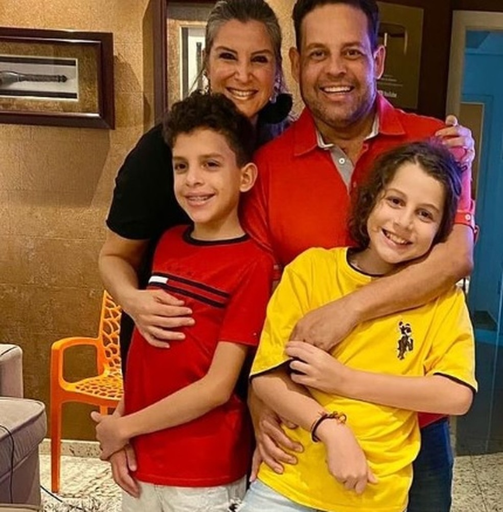 Alex Passos, a mulher, Karla, e os filhos, após alta de hospital com Covid-19. — Foto: Reprodução / Instagram