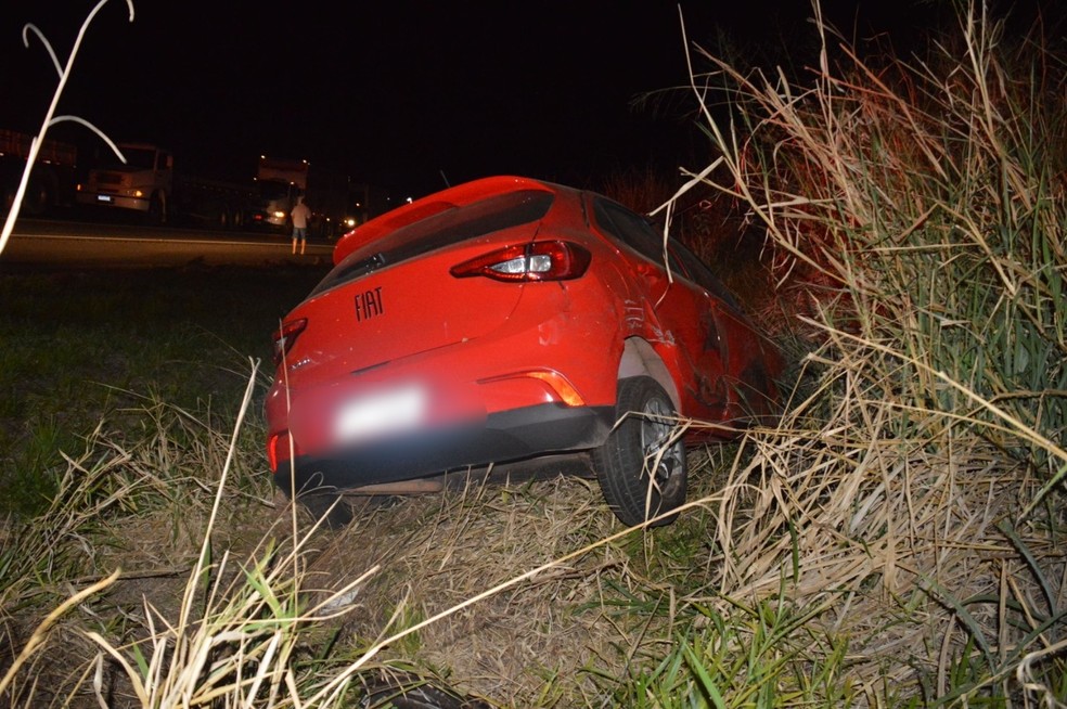 Veículos ficaram danificados após batida em rodovia de Quatá — Foto: i7 Notícias/Manoel Moreno