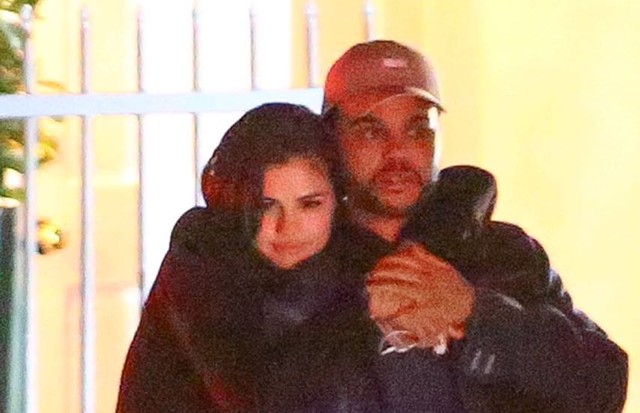 Selena Gomez é vista aos beijos com The Weeknd (Foto: AKM-GSI)