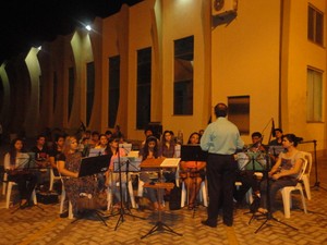Orquestra ensaia no pátio da igreja para se apresentar em evento nacional (Foto: Jesana de Jesus/G1)