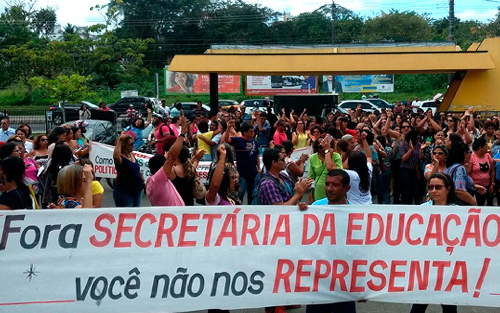 Professores reclamam de corte de adicional em salários e realizaram protesto em Itabuna (Foto: Divulgação/SIMPI)