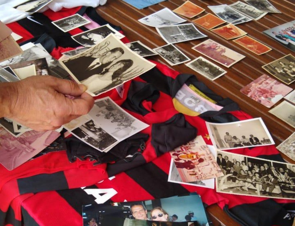 Fotos e camisas do Flamengo são algumas das recordações de Sewek. — Foto: Arquivo pessoal
