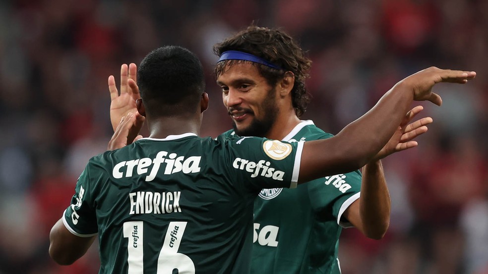 Scarpa e Endrick comemoram gol do Palmeiras — Foto: César Greco/Ag Palmeiras