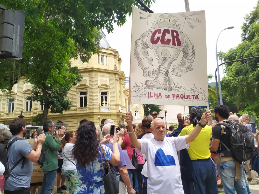 Protesto de moradores de Paquetá — Foto: Cristina Boeckel/G1 Rio