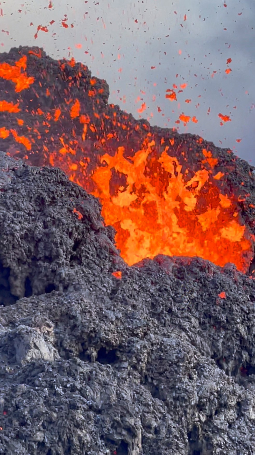 Vulcão Fagradalsfjall entra em erupção na Islândia — Foto: Instagram/@thorkjartans via Reuters