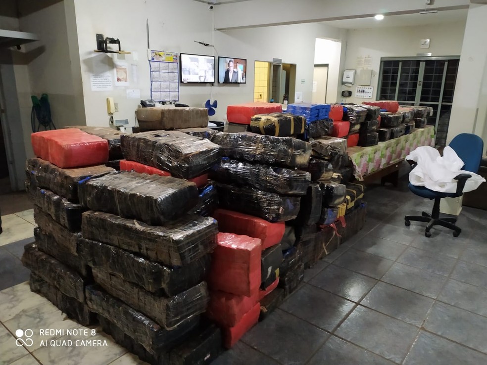 PRF apreendeu mais de 3 toneladas de maconha em carreta abandonada em Bady Bassitt (SP) — Foto: PRF/Divulgação
