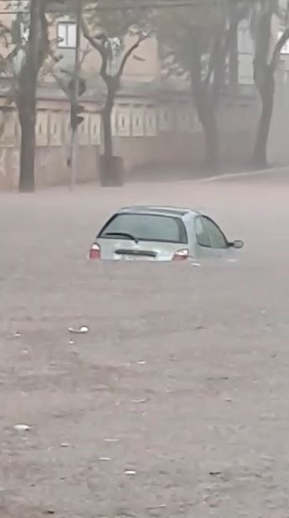 Carro ilhado em rua de Arthur Alvim, Zona Leste de SP — Foto: Arquivo Pessoal