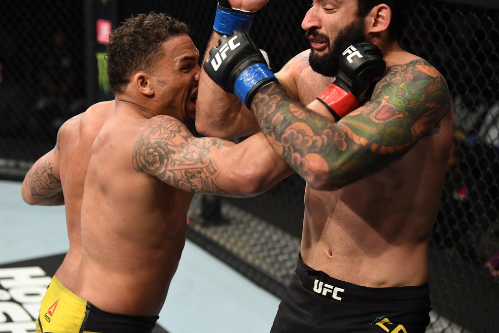 Eryk Anders golpeia Vinicius Mamute na sua vitória por nocaute no UFC Minneapolis — Foto: Getty Images