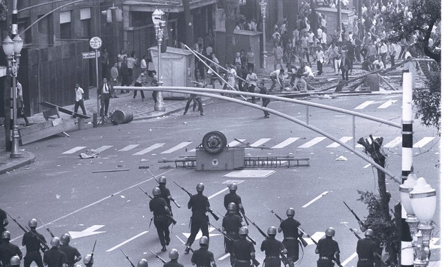 Soldados de um lado, estudantes no outro na Avenida Rio Branco, em 21 de junho de 1968
