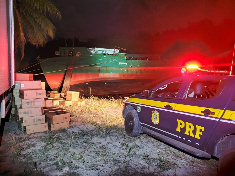 PRF e PF prendem cinco homens e apreendem carga de cigarros contrabandeados no litoral Sul do RN — Foto: Divulgação/PRF