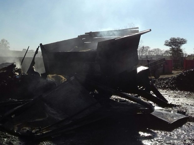 Fogo queimou trator, caminhão e ônibus (Foto: Divulgação/ Bombeiros Botucatu)