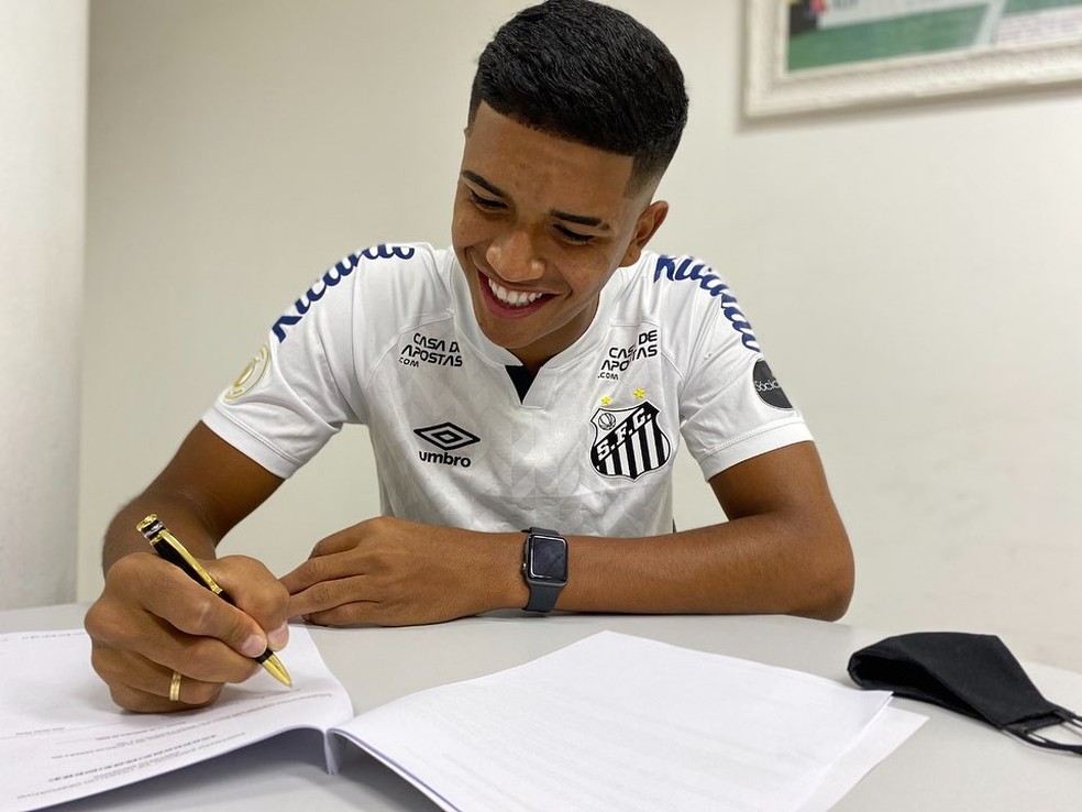 Sem poder registrar novos jogadores, Santos renova com meia do time B |  santos | ge