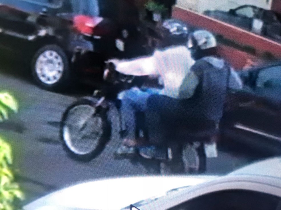 Dupla fugiu em uma moto com R$1,5 mil (Foto: Circuito de Segurança/Divulgação)