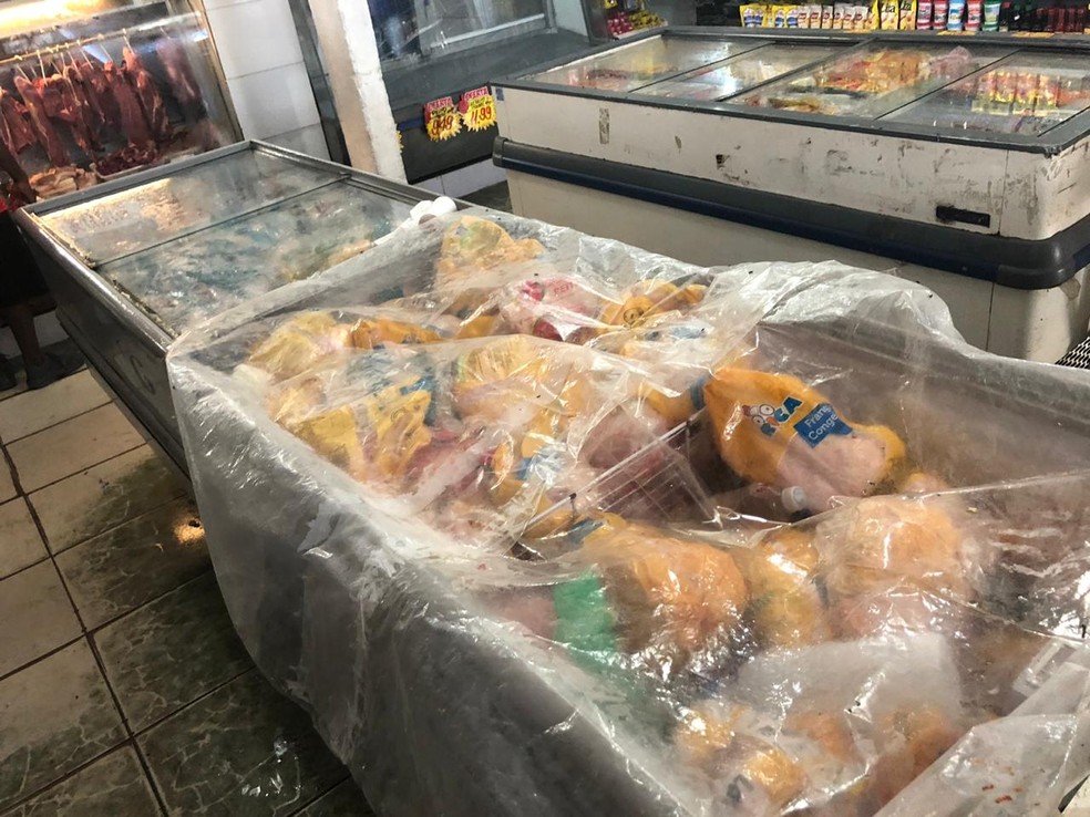 Alguns alimentos possuíam comprovante de origem de estabelecimentos inspecionados, mas armazenamento era impróprio — Foto: Divulgação/Vigilância Sanitária Municipal