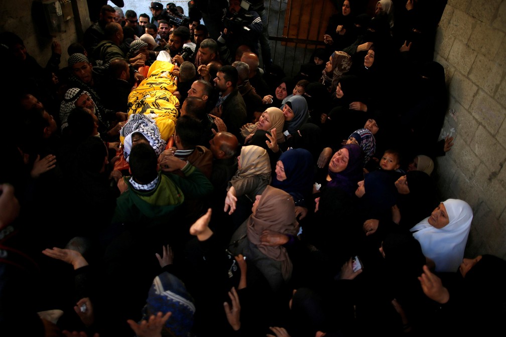 Corpo de homem palestino é velado na Faixa de Gaza neste sábado; homem foi morto na sexta-feira (Foto: Suhaib Salem/Reuters)