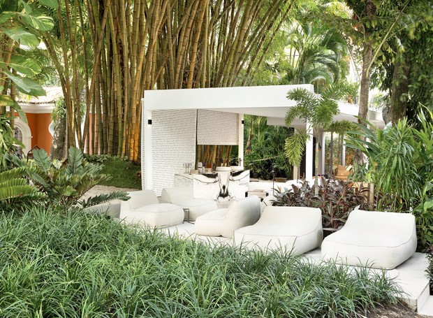 Na saída da mostra, um estar em meio ao bambuzal serve como um último espaço de contemplação (Foto: Divulgação / CasaCor Rio)