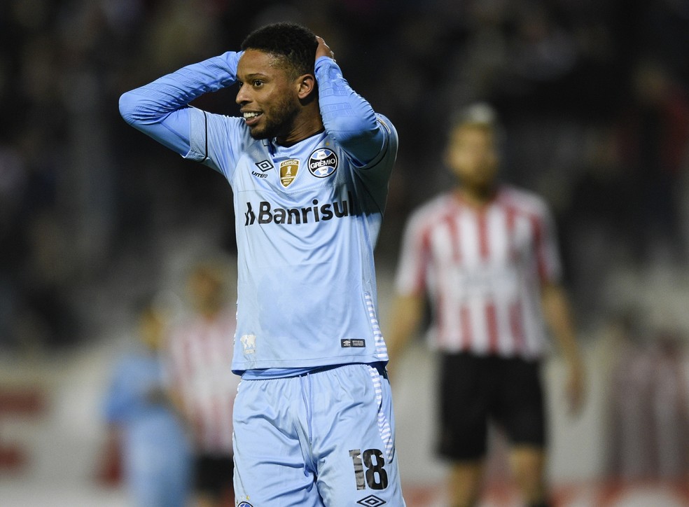 André lamenta chance perdida contra o Estudiantes (Foto: AP/Gustavo Garello)