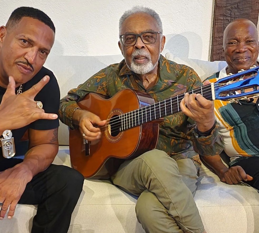 Mano Brown (à esquerda), Gilberto Gil (ao centro) e Milton Nascimento posam na gravação de documentário sobre Milton — Foto: Instagram Augusto Nascimento