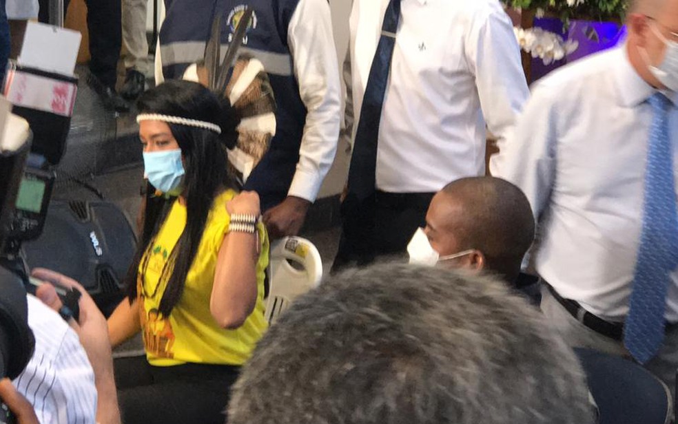 Ind&iacute;gena Deisiane Tux&aacute; sendo imunizada em Salvador &mdash; Foto: Itana Alencar/G1 Bahia