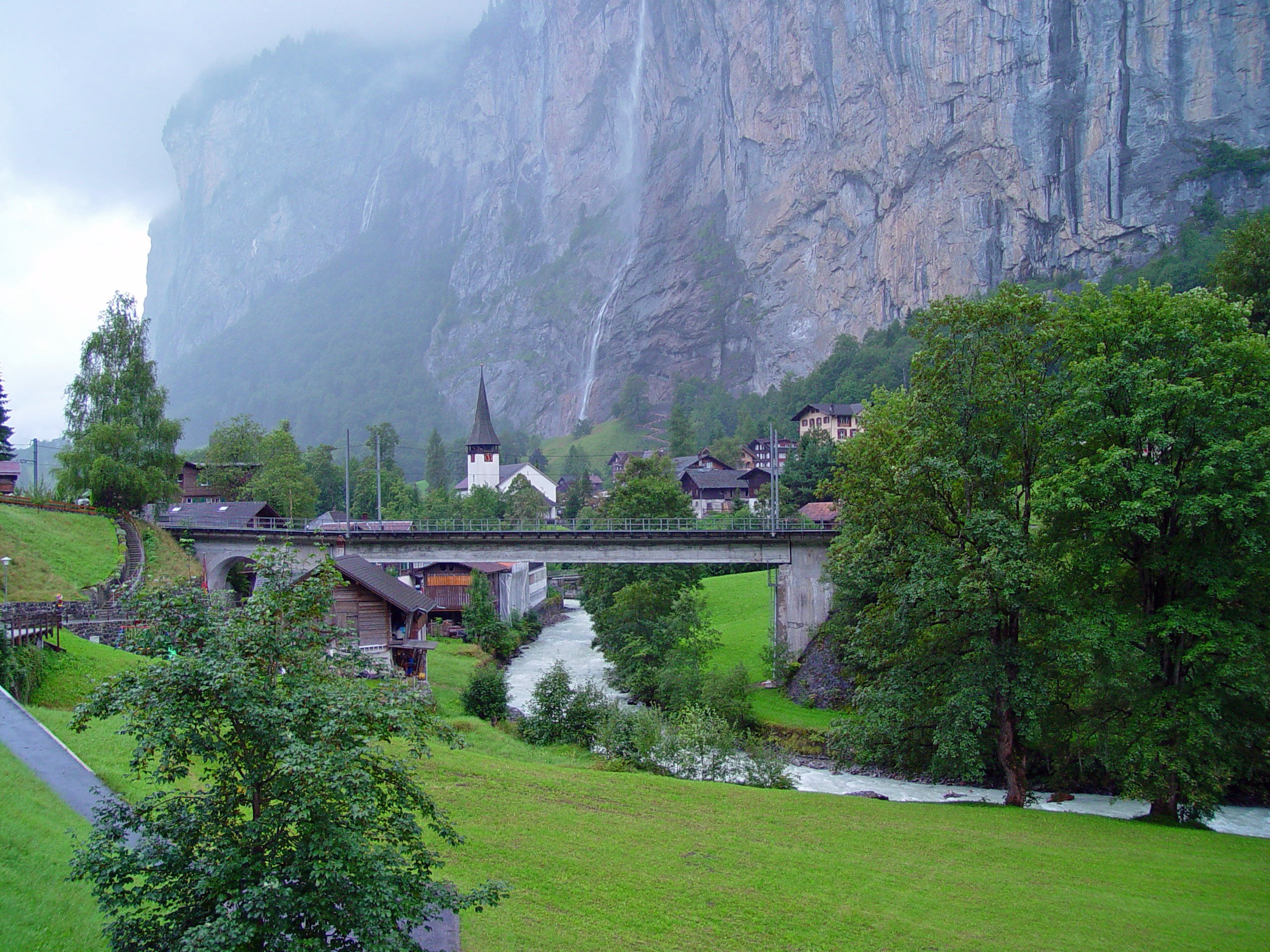 Com menos de 3 mil habitantes, Lauterbrunnen fica próxima aos Alpes suíços (Foto: Wikimedia Commons)