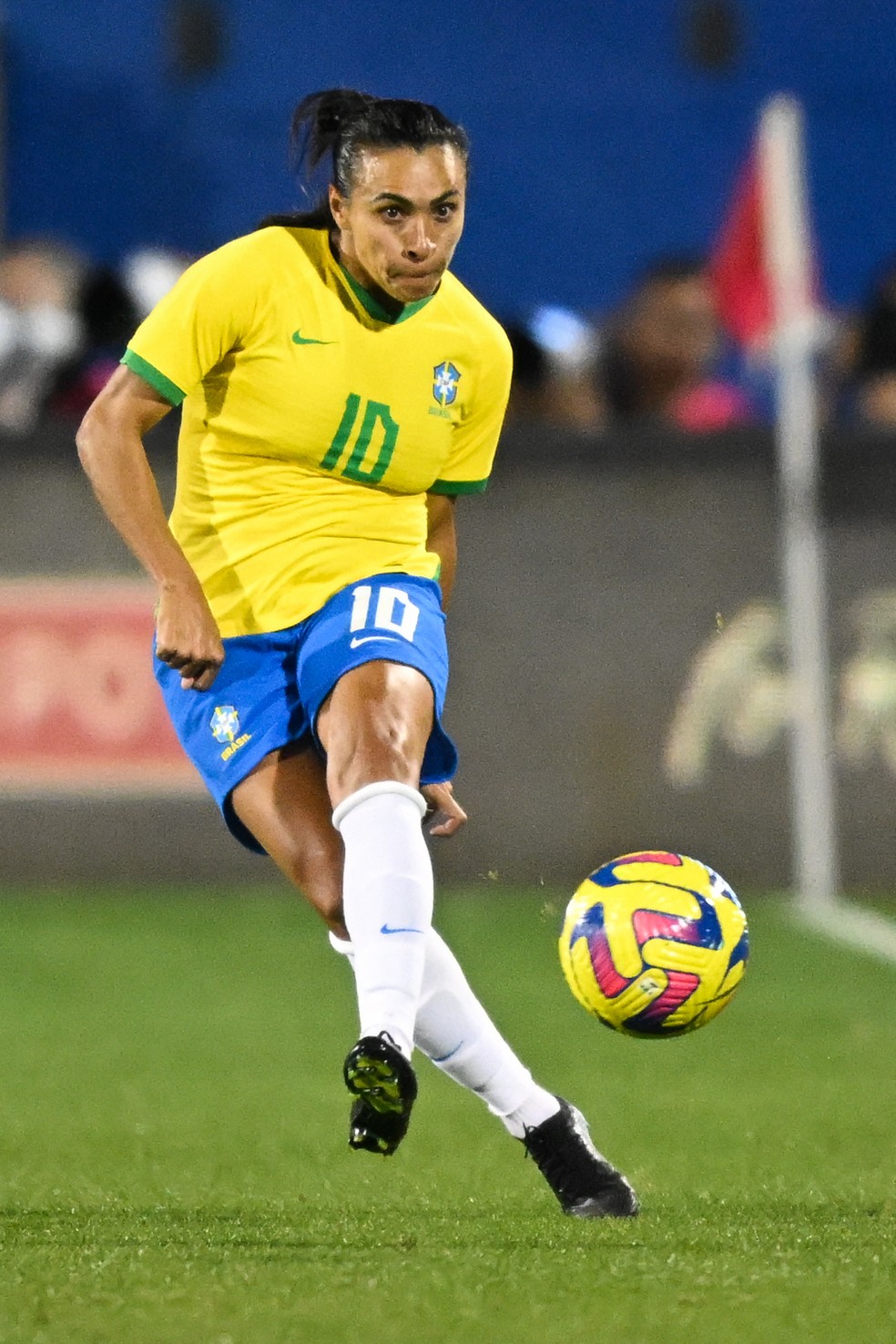 Marta em a&ccedil;&atilde;o pelo Brasil contra os Estados Unidos na SheBelieves Cup &mdash; Foto: PATRICK T. FALLON / AFP