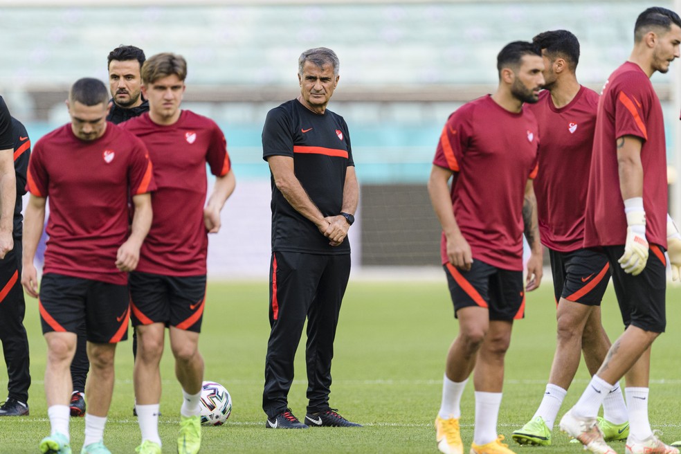 Senol Gunes comandou a Turquia na Copa de 2002 e agora tenta nova campanha de sucesso — Foto: Getty Images