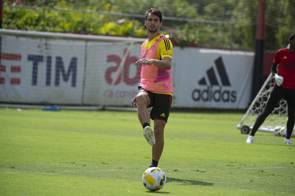 Rodrigo Caio no treino do Flamengo desta sexta-feira — Foto: Alexandre Vidal/Flamengo