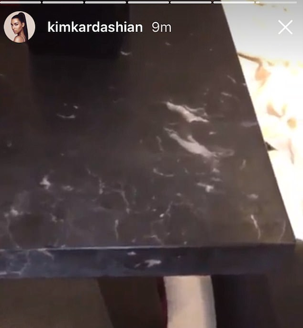 A mesa de mármore da casa de Kim Kardashian (Foto: Instagram)