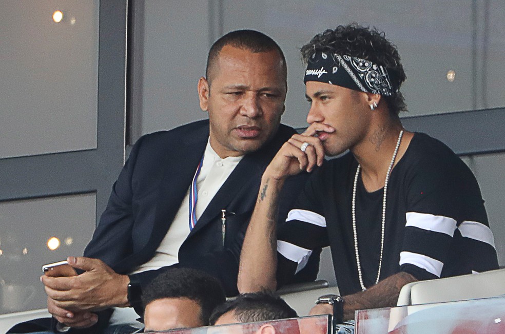 Neymar vê jogo do PSG ao lado do pai (Foto: AFP)
