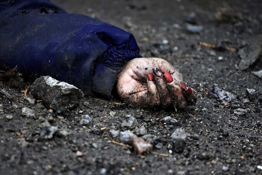 Imagem de mão de mulher morta feita após a saída das tropas russas de Bucha, na Ucrânia, em 2 de abril de 2022 — Foto: Zohra Bensemra/Reuters