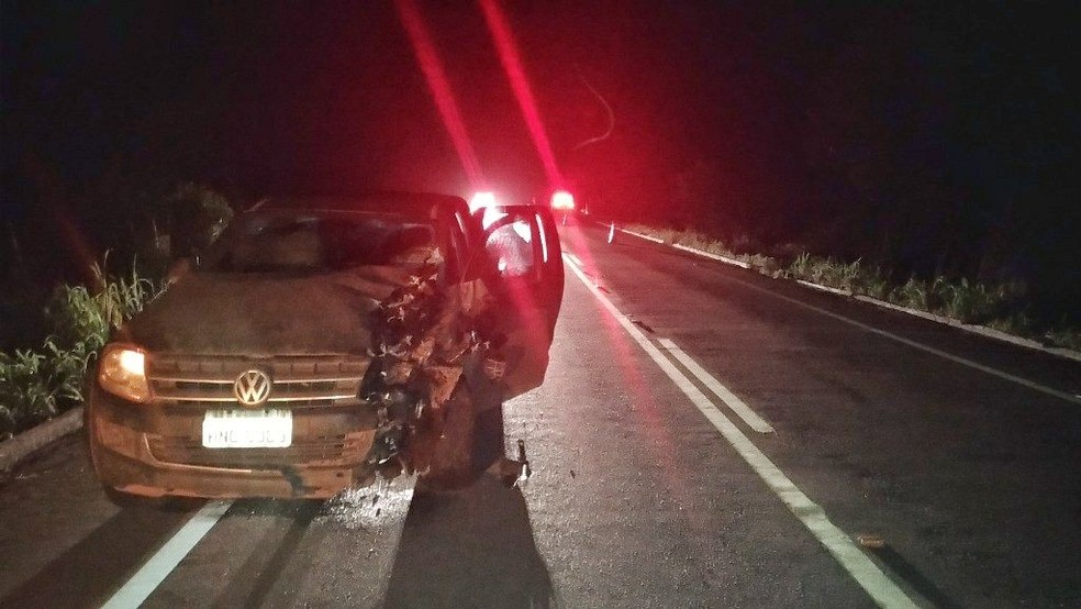 Uma pessoa morreu e três ficaram feridas após carro e moto baterem de frente (Foto: PRF/Divulgação)