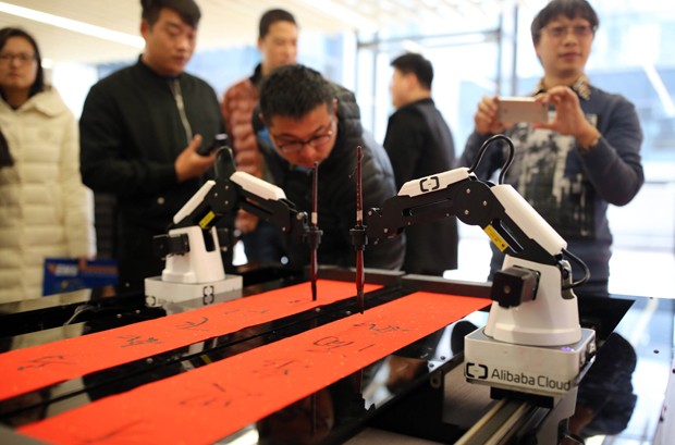 Robô escreve mensagens para funcionários do Alibaba em Hangzhou, China (Foto: VCG/VCG via Getty Images)