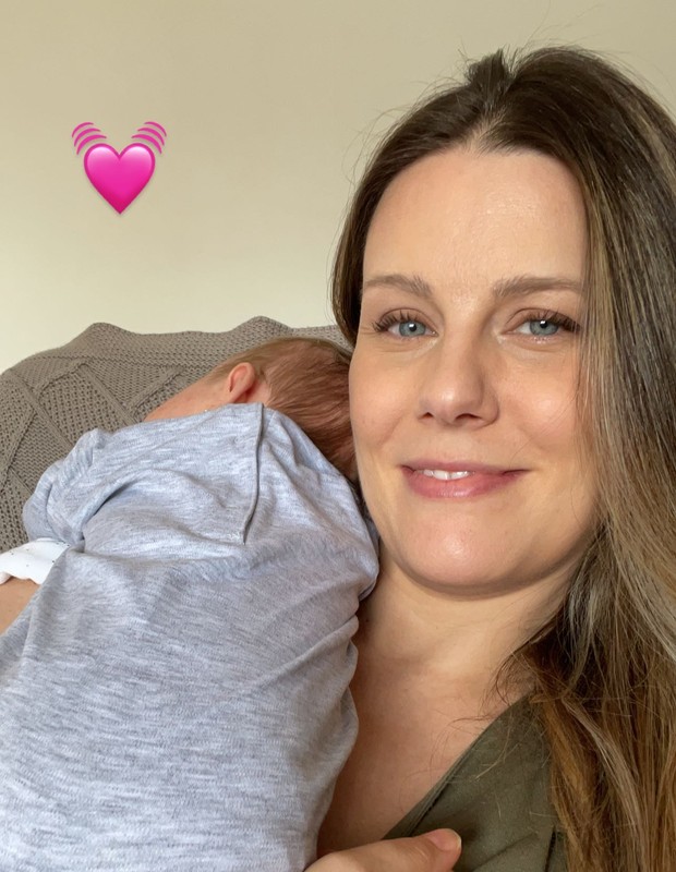 Daiana Garbin e a filha recém-nascida, Lua (Foto: Reprodução/Instagram)