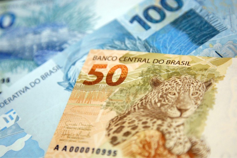 real, reais, notas - The central bank of Brazil's new real notes are displayed during a press conference in Brasilia, Brazil, on Monday, Dec. 13, 2010. Brazil issued redesigned 100- and 50-reais notes, produced by Casa da Moeda, that have safety features