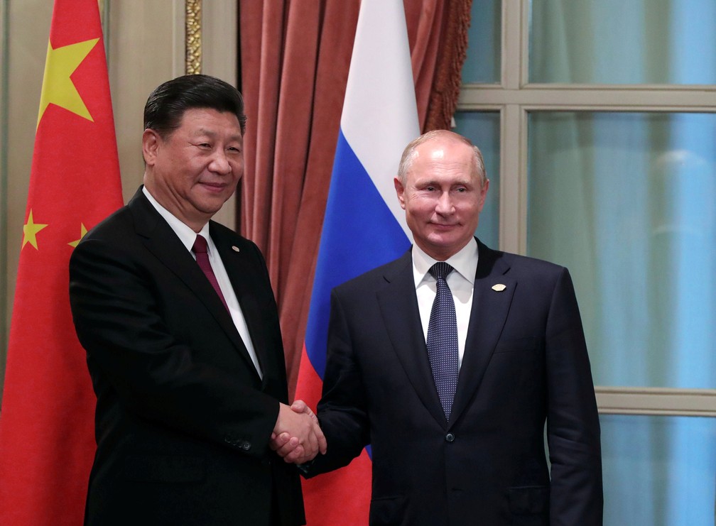 Presidentes da China, Xi Jinping, e da RÃºssia, Vladimir Putin, encontram-se durante uma reuniÃ£o nos bastidores da cÃºpula do G20 em Buenos Aires, na sexta-feira (30)  â€” Foto: Sputnik / Mikhail Klimentyev / Kremlin via Reuters