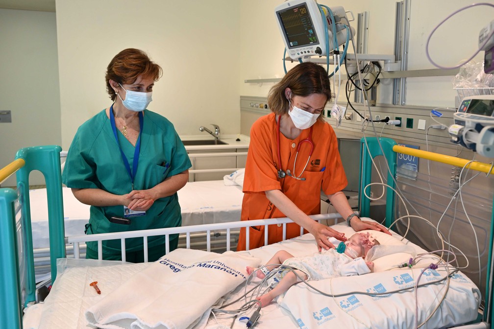 A menina Naiara, de dois meses, recebeu um transplante de coração em uma cirurgia pioneira na Espanha — Foto: Hospital Gregorio Marañón