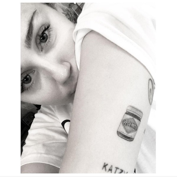 Miley Cyrus e a tatuagem em homenagem a Liam Hemsworth (Foto: Instagram)