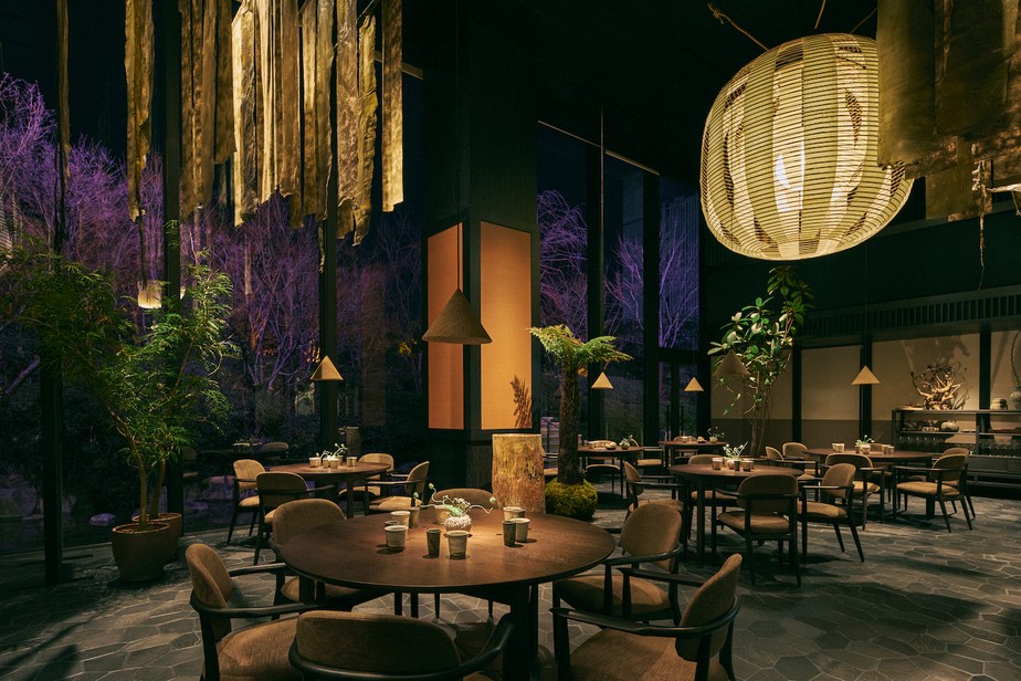 À noite, o restaurante Noma Kyoto ganha iluminação suave e intimista