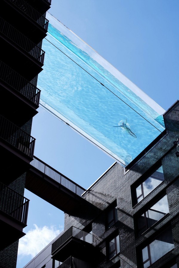 5 piscinas com fundo transparente que vão te surpreender (Foto:  )