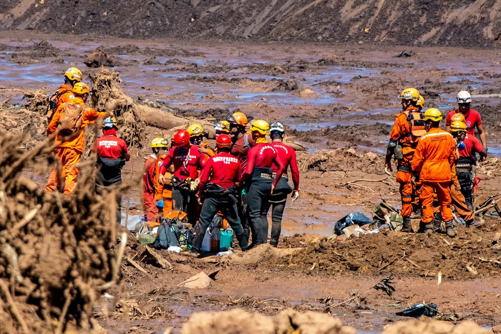 Bombeiros seguem busca em Brumadinho — Foto: Fábio Barros/Agência F8/Estadão Conteúdo