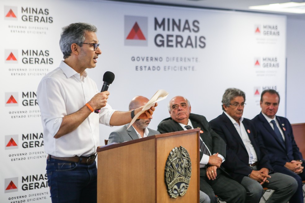 Zema durante o anúncio do Catálogo de Obras em Minas Gerais; o material foi apresentado a deputados estaduais mineiros — Foto: Pedro Gontijo/Imprensa MG