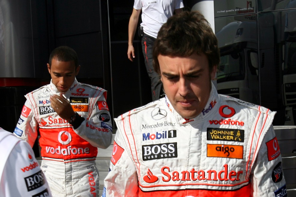 Alonso e Hamilton se envolveram em polêmica na Hungria, em 2007 — Foto: Getty Images