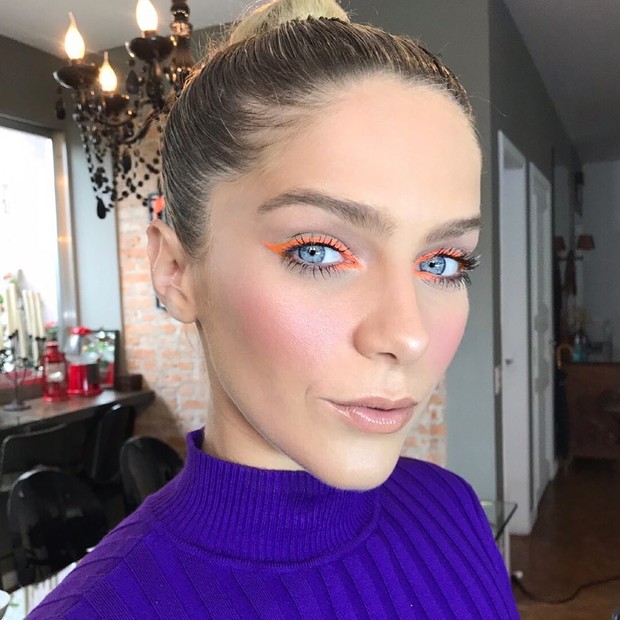 O beauty artist Leo Almeida usa o delineado colorido em Isabella Santoni (Foto: Reprodução/Instagram)