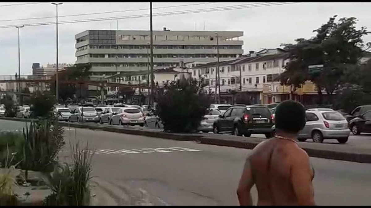 Avenida Brasil Uma Das Principais Vias Do Rio Vive Rotina De