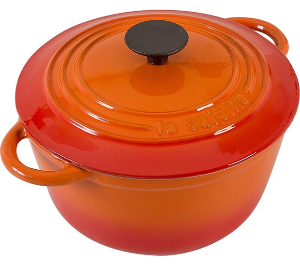 Na cor laranja, a caçarola de ferro fundido de 24 cm, da La Cuisine, pode ser colocada em todo tipo de fonte de calor, como fogões elétricos, a gás e cerâmicos (Foto: Reprodução / Shoptime)