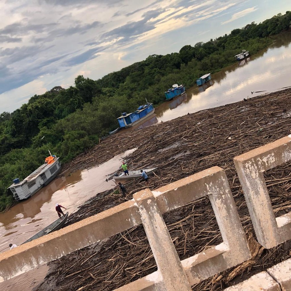 Rio Miranda sujo, visto de cima da ponte. Limpeza está sendo feito — Foto: Eny Buzanelli/Arquivo Pessoal