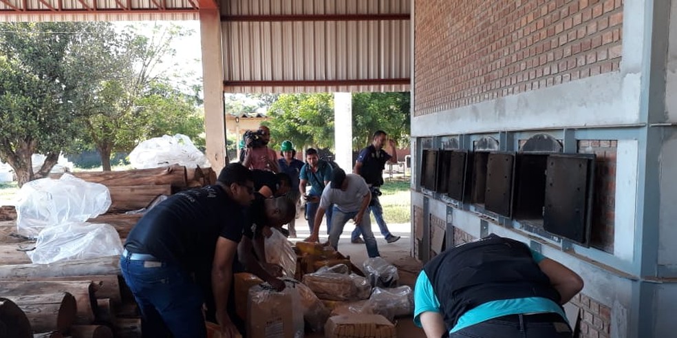 Mais de uma tonelada foi incinerada pela polícia nesta quinta-feira (5) — Foto: Emerson Sanches/TVCA