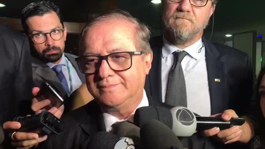 Procuradoria dá 24 horas para ministro da Educação explicar pedido de filmagem das crianças cantando o hino nas escolas