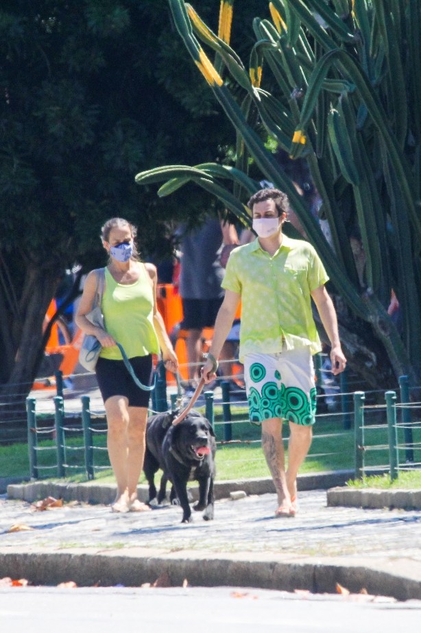 Felipe Dylon caminha com cachorro de estimação (Foto: JC Pereira/AgNews)