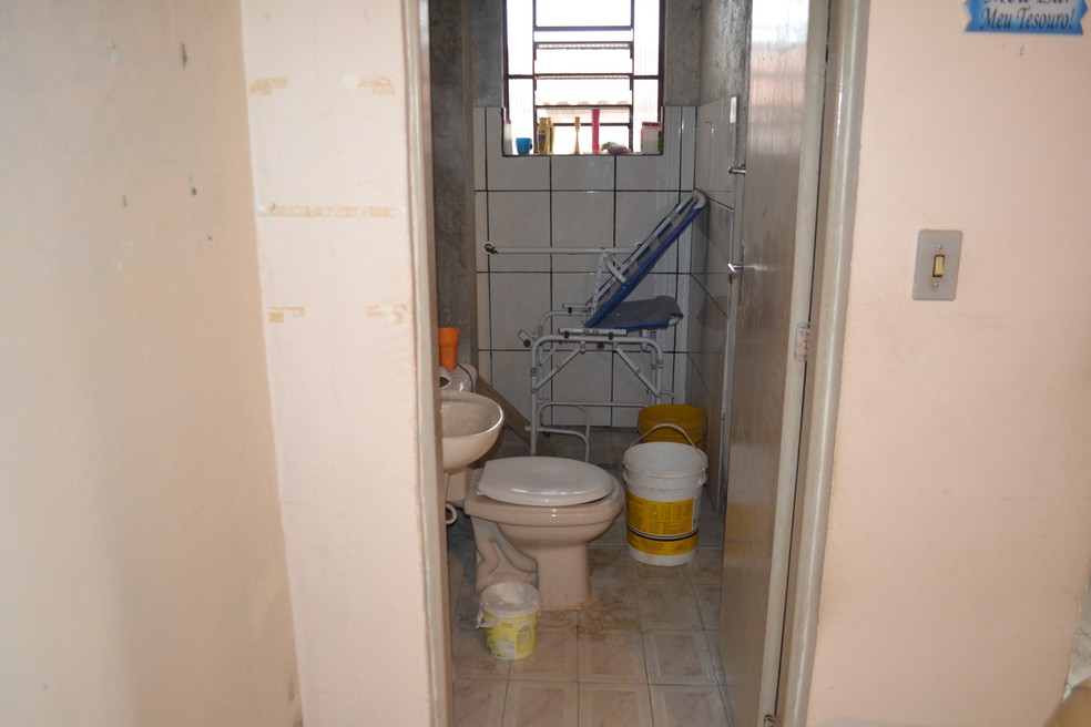 Na casa em que Andrey morava, cadeira de rodas nÃ£o passava entre os beirais das portas.  â Foto: Natan Lira/G1